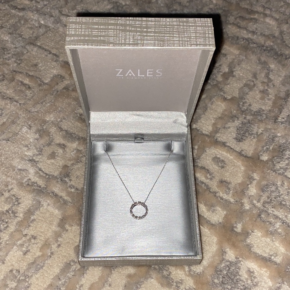 NWT- Zales 10K Diamond Circle Pendant necklace